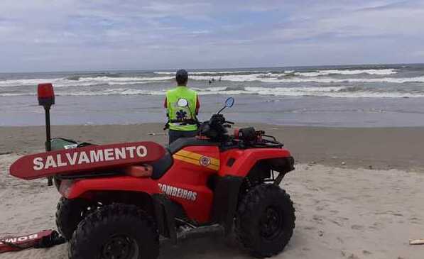 Navegantes: Pescador é resgatado após lancha emborcar próximo do molhe da barra