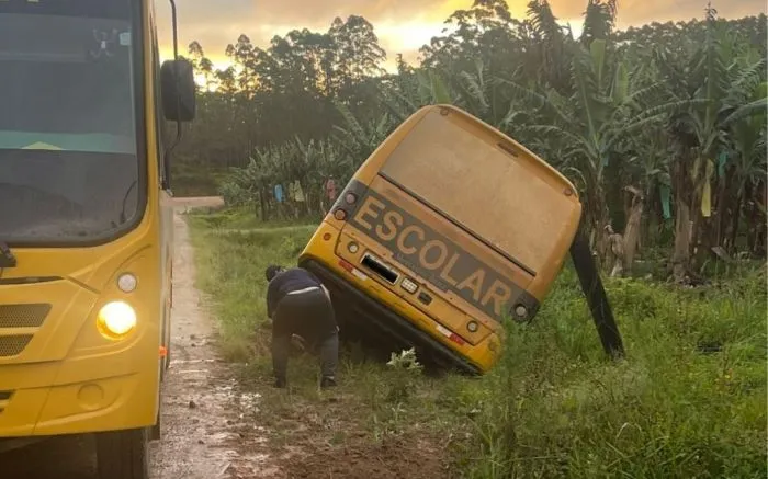 Ônibus de estudantes de Barra Velha cai em valeta na estrada Geral da localidade de Rio do Peixe