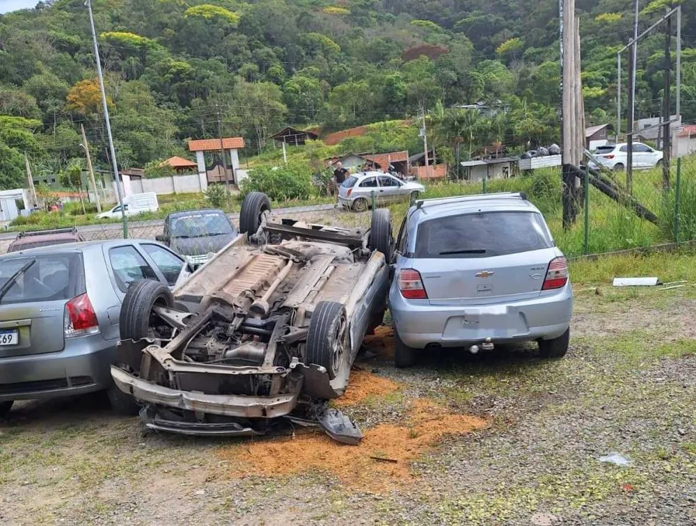 Carro capota na Transbeto e deixa três feridos em Penha