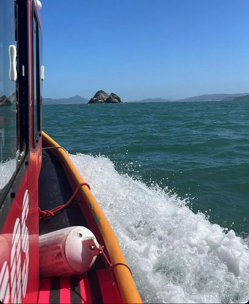 Seguem as buscas do pescador desaparecido em Balneário Barra do Sul