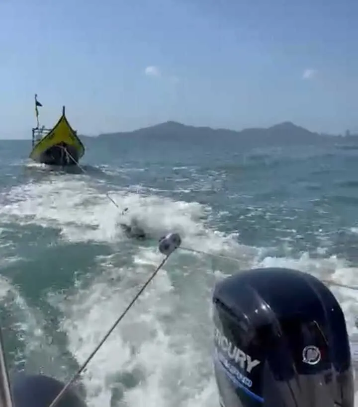 Pescadores artesanais de Barra Velha são resgatados próximo da Ilha Feia em Penha 