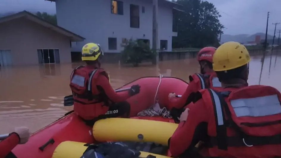 Seis cidades de SC decretam emergência após chuvas deixarem casas debaixo d'água