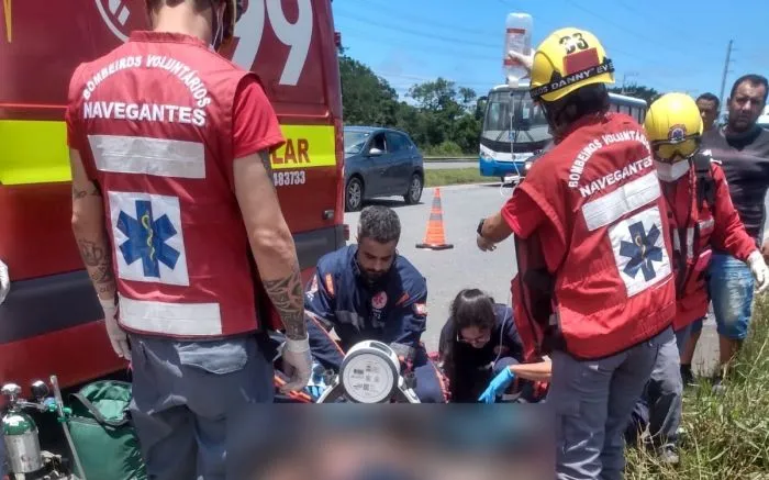 Moradora de Penha morre em acidente de moto com carreta na BR-470 em Navegantes