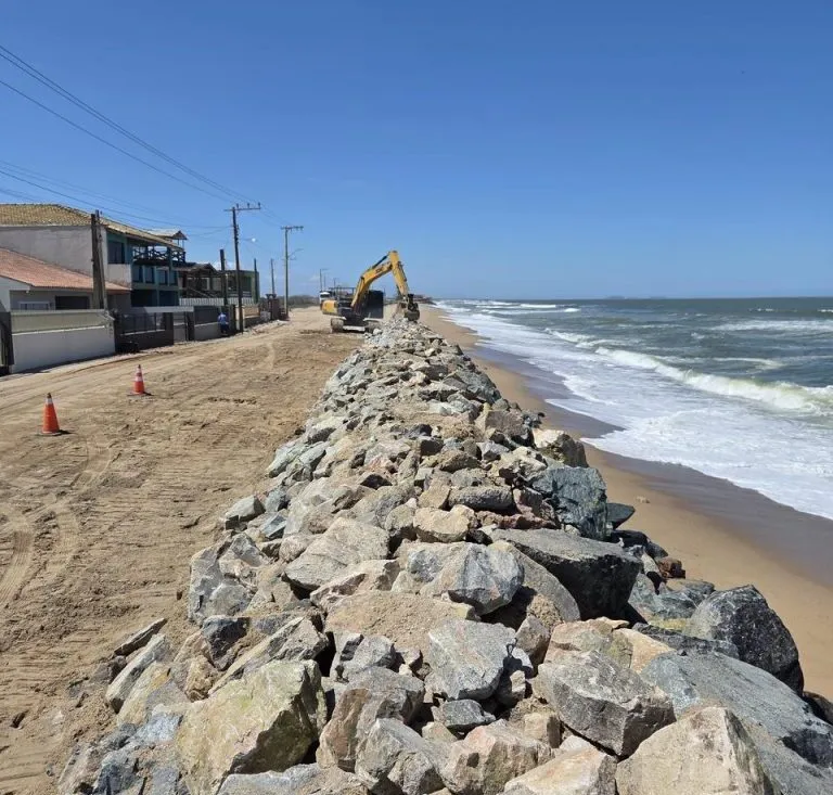 Barra Velha inicia obras emergenciais para conter erosão na praia da Península 