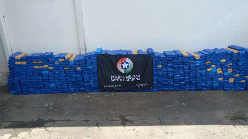 Meia tonelada de maconha é apreendida em caminhonete roubada em Balneário Piçarras 