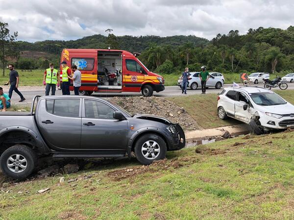 Molecagem: Menor de 15 anos pega carro escondido dos pais e provoca acidente na BR-470 em Navegantes
