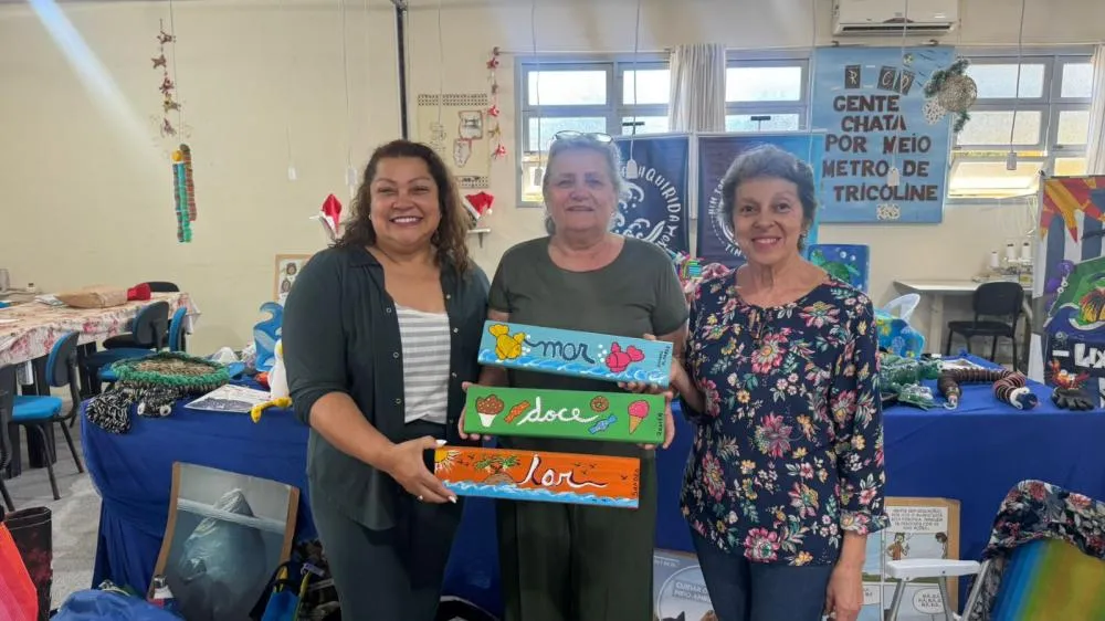 Projeto “Côza Mash Quirida” e alunas da Escola Zilda confeccionam placas educativas para as praias de Bandeira Azul de Penha