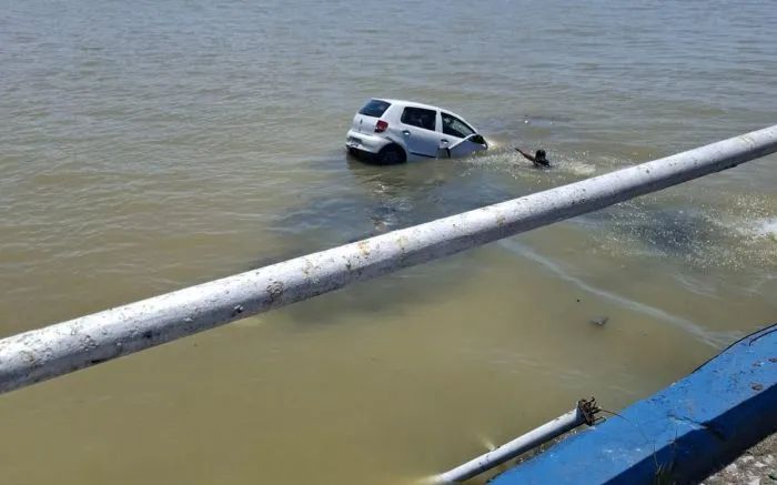 Motorista é salva após carro despencar no rio Itajaí-açu no bairro Cordeiros em Itajaí