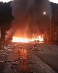 Motorista morre após engavetamento com incêndio e bloqueio na BR-101 em Governador Celso Ramos
