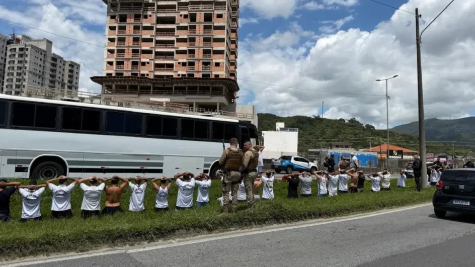 Briga de torcidas organizadas do Santos e Internacional interdita a BR-101 em Itapema