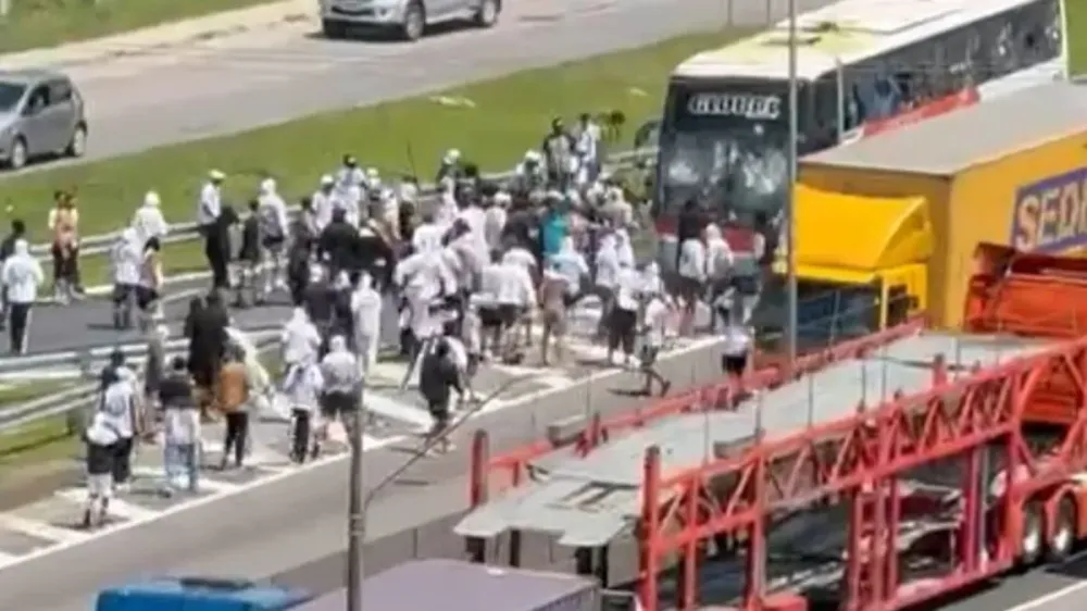 Sete ônibus santistas emboscaram ônibus da torcida do Inter em Itapema 