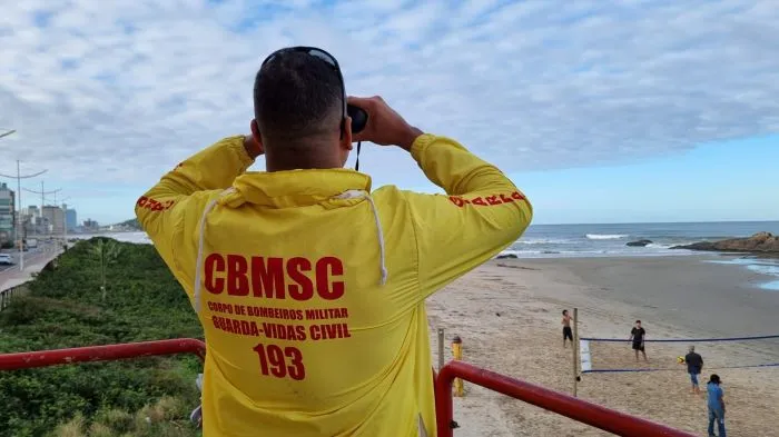 Salva-vidas avista, de binóculo, adolescente desacordado no mar