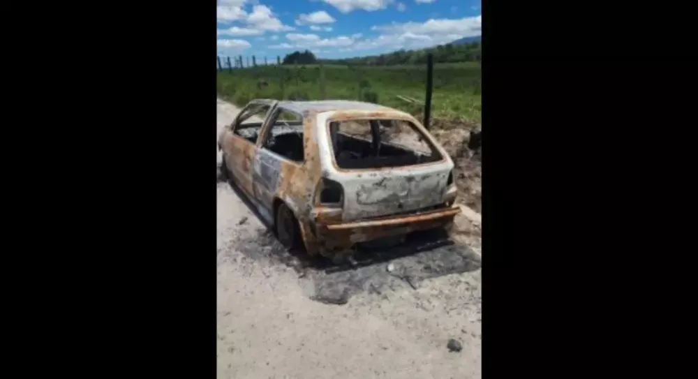  Morador encontra corpo enterrado e carro destruído em área rural de Joinville