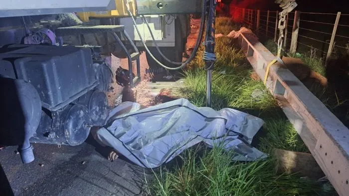 Motociclista e caroneiro morrem ao bater em caminhão parado de obras na SC-414 em Navegantes
