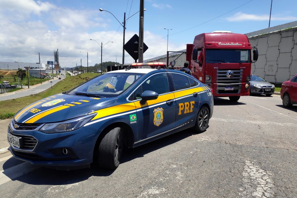 Caminhão clonado e roubado no Paraná é recuperado na BR 101 em Barra Velha