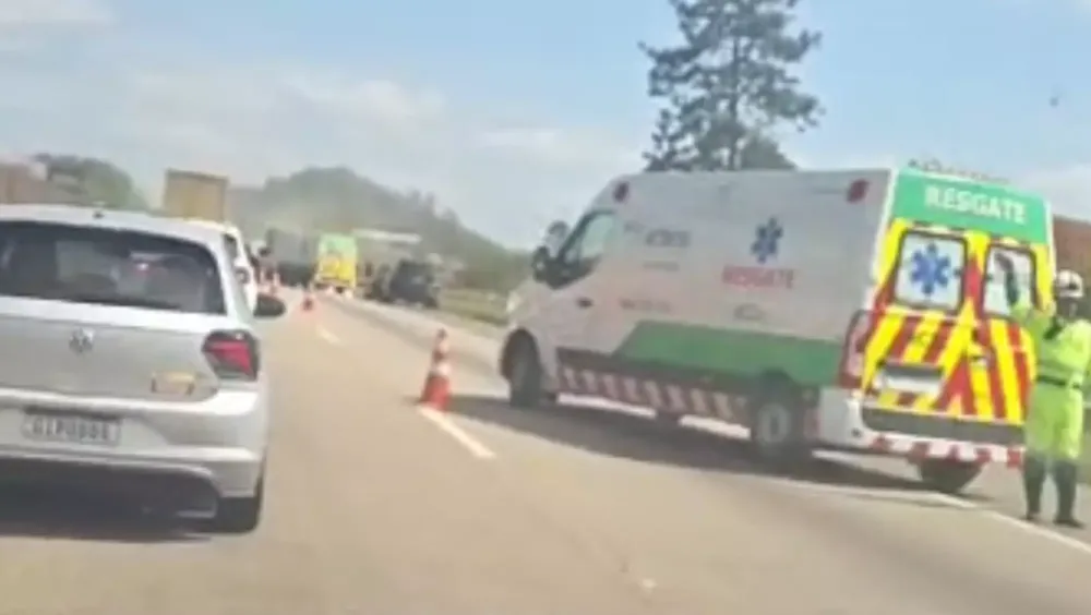 Homem morre atropelado por carreta na BR-101 em Barra Velha