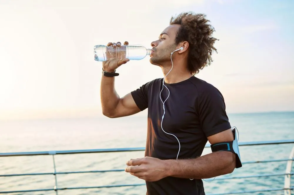 Consumo de água no verão: quanto beber e por que a qualidade é fundamental