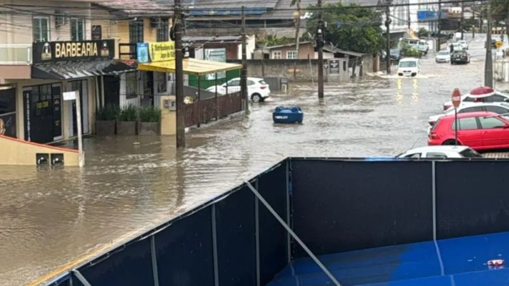 Bombinhas amanhece com ruas e casas alagadas após horas de fortes chuvas