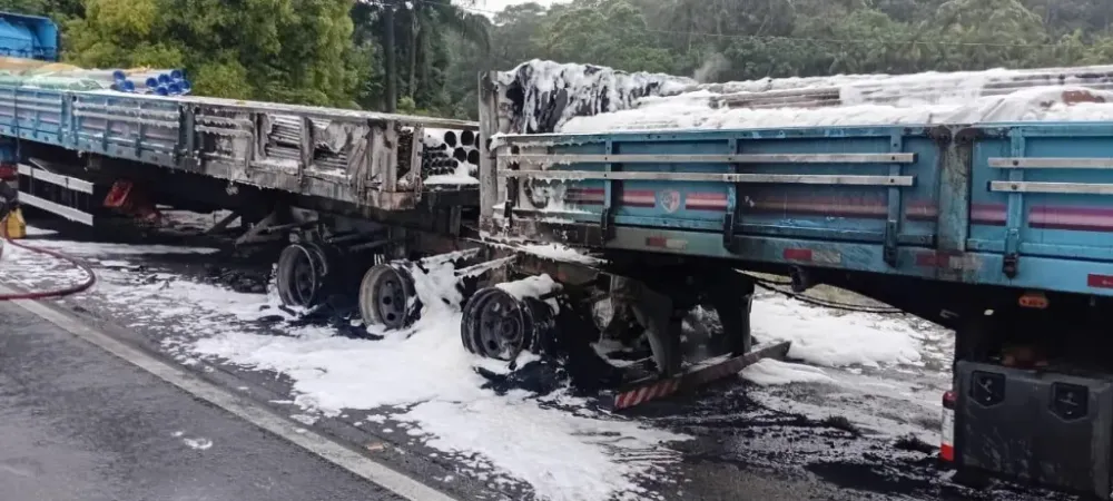 Carreta pega fogo na BR-101 em Araquari