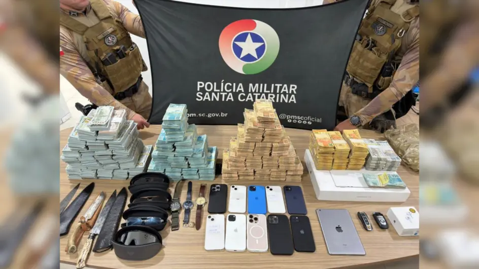 Dois PMs são presos em Itapema por suspeita de extorquir foragido da justiça e embolsarem meio milhão de reais 