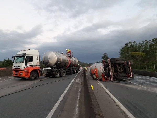 Carga Tóxica: Acidente com caminhão espalha produto inflamável na pista e interdita BR-101 em Barra Velha