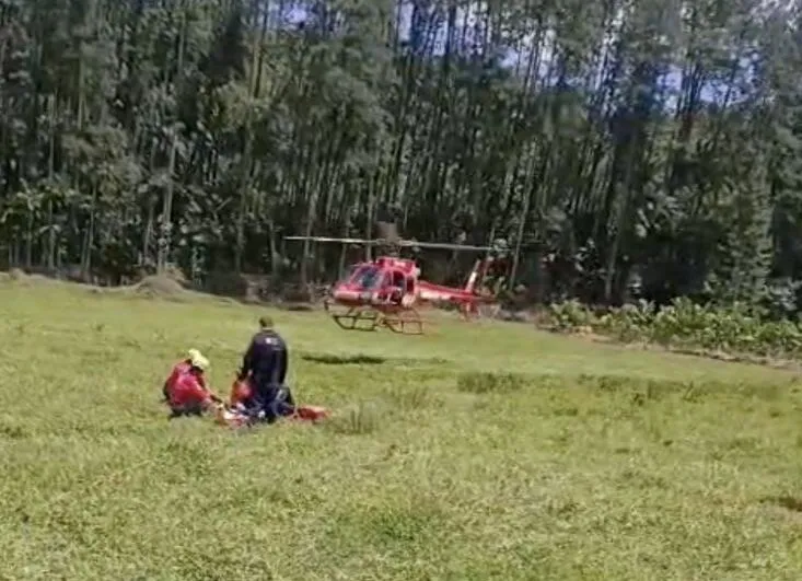 Jovem de 20 anos é resgatado após queda em trilha no Morro do Baú