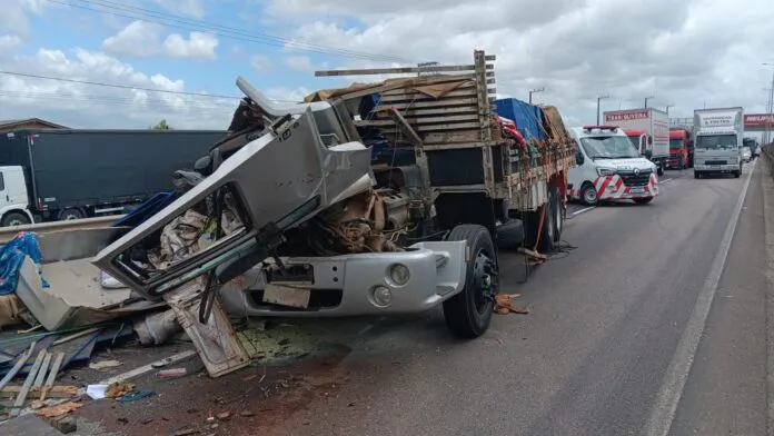 Motorista sai vivo após grave acidente que destruiu totalmente cabine de caminhão na BR-101 em Barra Velha 