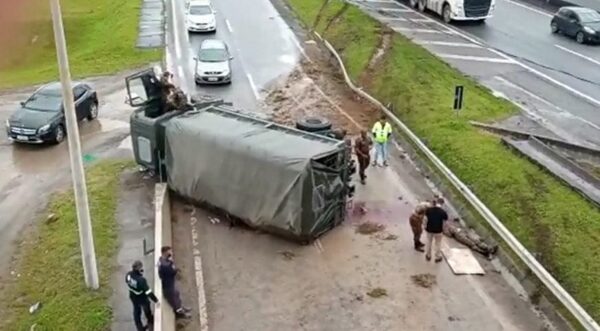 Manobra Radical: Caminhão do Exército com soldados na carroceria tomba no viaduto de Porto Belo