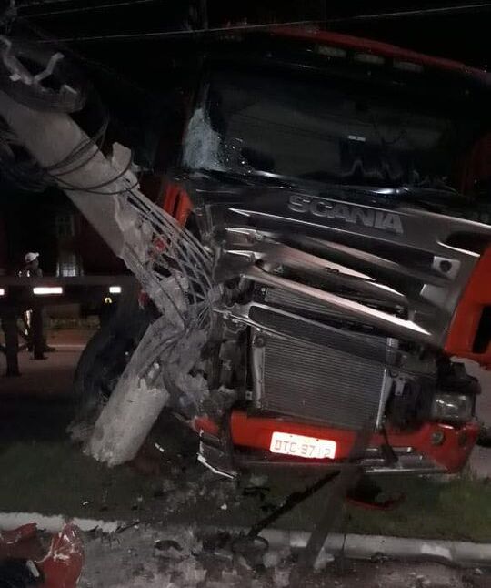 Apagão: Caminhão bate em poste e deixa bairros de Itajaí sem energia elétrica