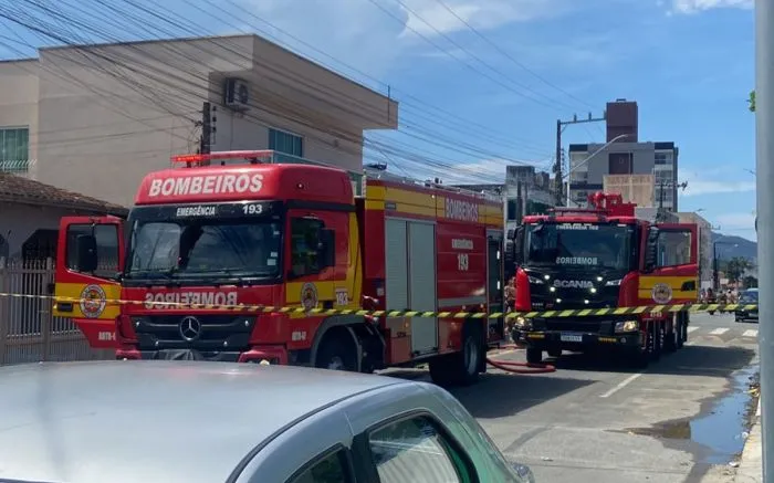 Casa de dois andares é destruída pelas chamas em Camboriú