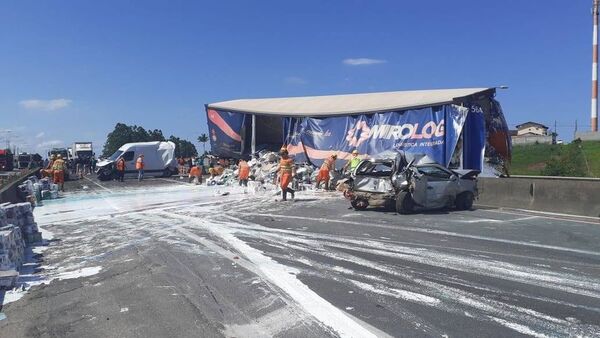 Balneário Pìçarras: Três pessoas ficam feridas em acidente envolvendo um caminhão, uma van e cinco veículos de passeio no quilômetro 102 da BR-101
