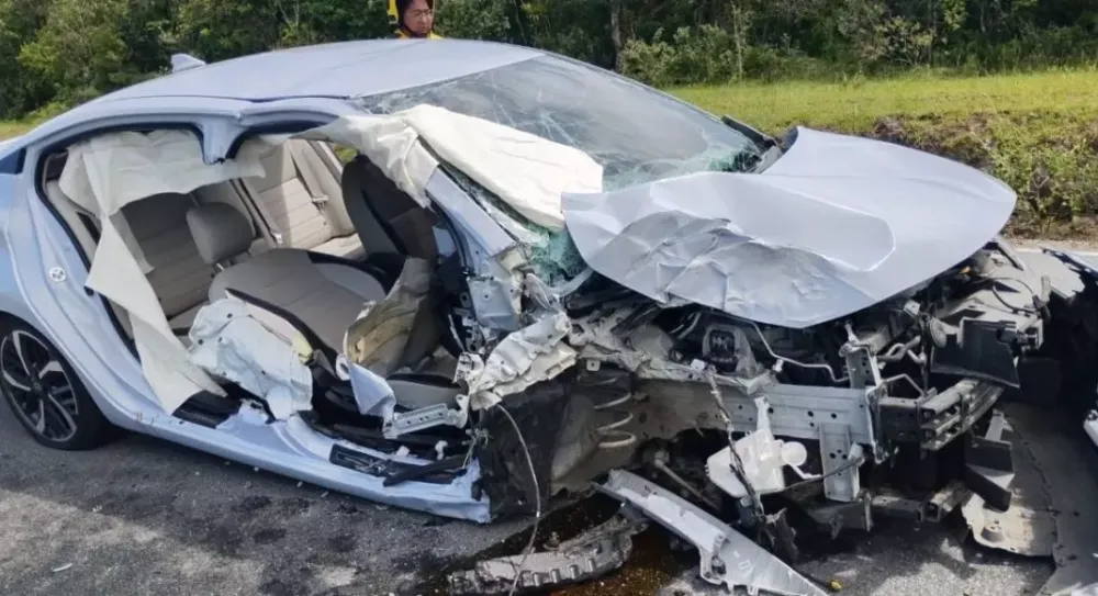 Quatro pessoas ficam feridas após motorista dormir e colidir com o carro em poste em Araquari