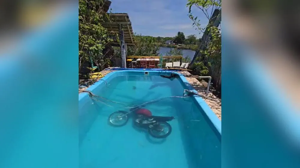 Perseguição policial termina com viatura da PM destruída e moto na piscina e um preso