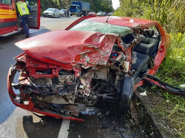 Na contramão: Acidente entre caminhão e carro deixa cinco pessoas feridas em Joinville