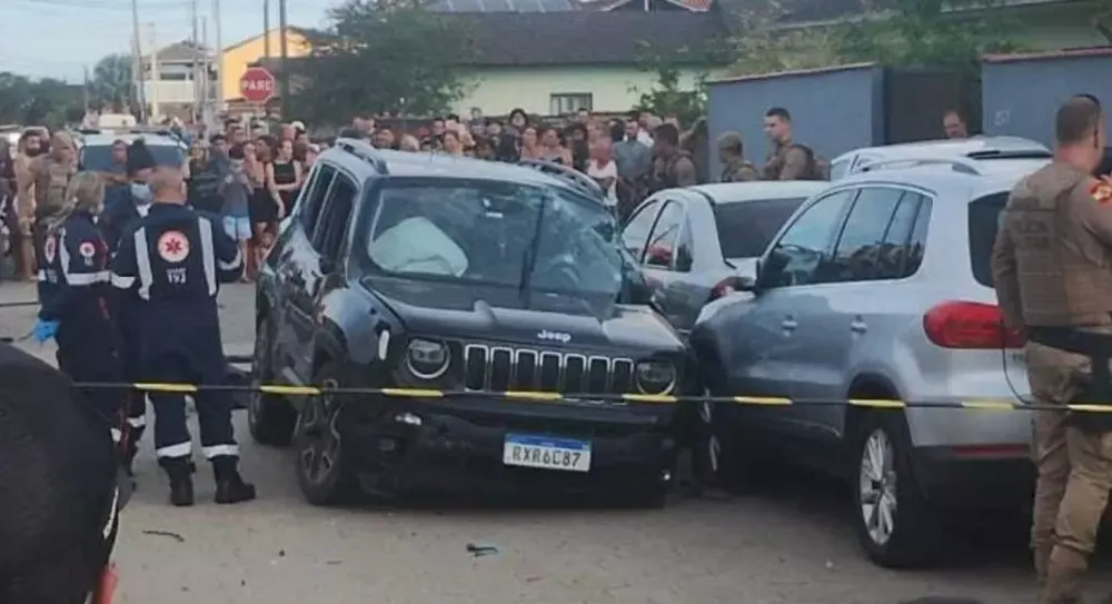 Homem troca tiros com a PM e morre ao bater carro roubado em Joinville