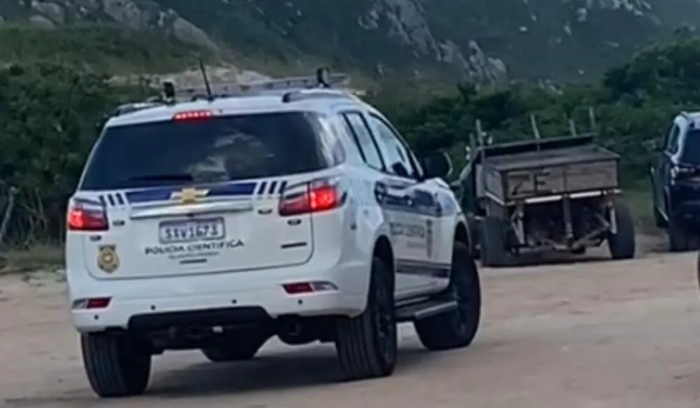 Corpo decapitado encontrado dentro de mala em praia de Florianópolis é de um homem