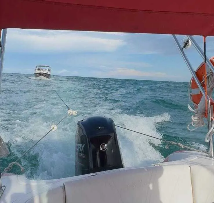 Embarcação fica à deriva e é resgatada pelos bombeiros em Balneário Camboriú