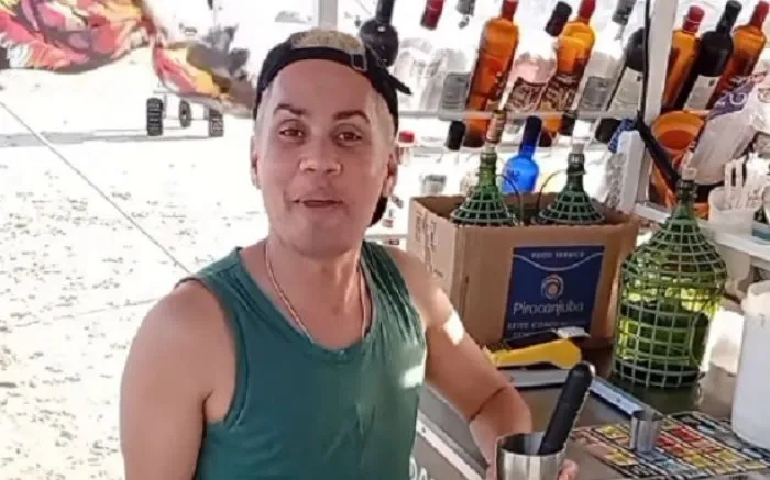 Garçom influencer bate recorde no Insta ao filmar túmulo de Beto Carrero 