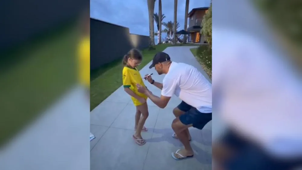 Torcedores fazem fila na frente da casa de ídolo do Palmeiras em Balneário Piçarras