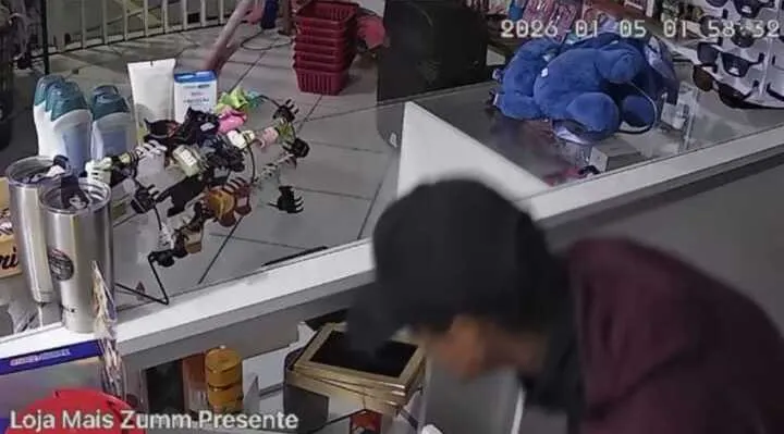 Ladrão entra na loja Mais Zumm Presente no bairro Armação em Penha e leva perfumes, relógios e dinheiro do caixa