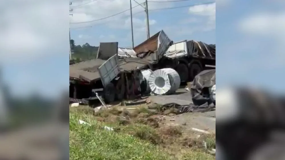 Engavetamento com cinco veículos espalha bobinas de aço e paralisa BR-101 em Balneário Piçarras