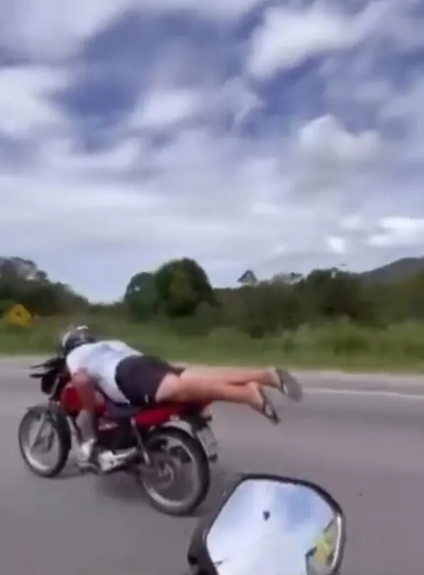 Manobra perigosa de motociclista em plena BR-101 termina com acidente em Porto Belo