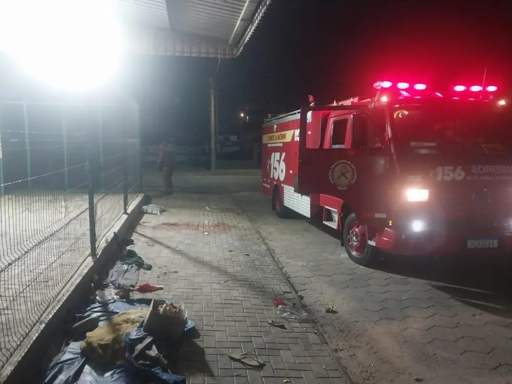 Homem esfaqueado é socorrido pelos Bombeiros Voluntários no bairro Itinga em Barra Velha