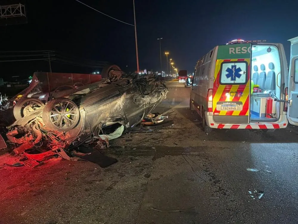 Carro de luxo furtado ‘voa’ sobre canteiro, atinge cabine e mata caminhoneiro na BR-101 em BC