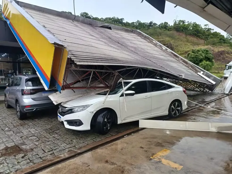 Microexplosão derruba telhado de posto de combustível em cima de carro em Gaspar