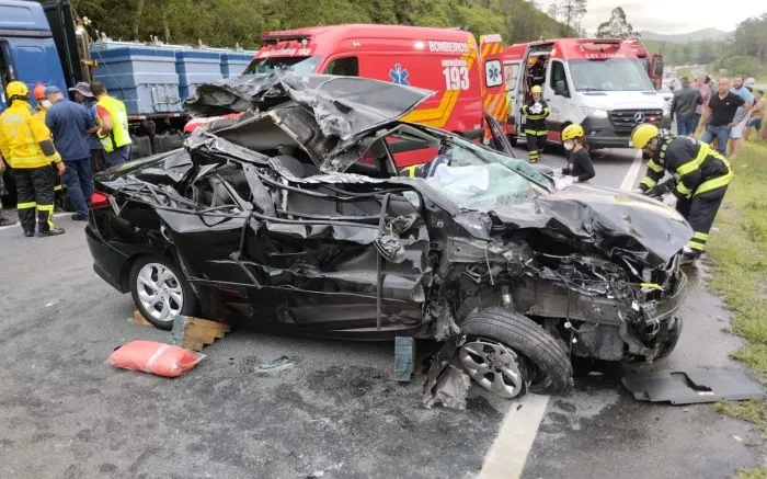 Mulher fica presa às ferragens em acidente na BR-470 em Navegantes