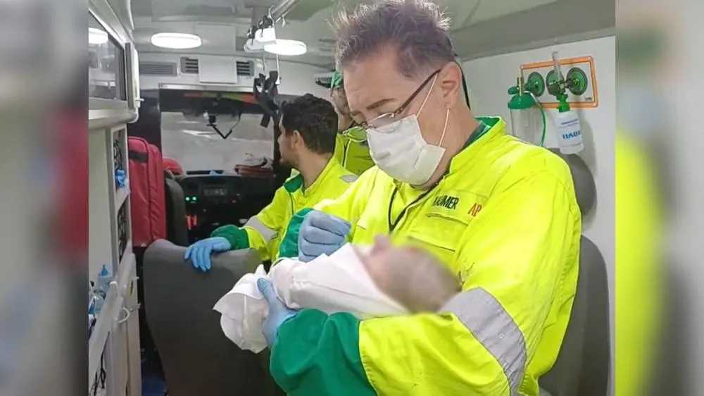 PRF faz parto de emergência às margens da BR-101 em Joinville
