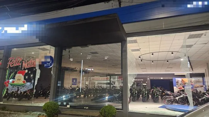 Quadrilha invade concessionária e rouba 12 motos em Itajaí