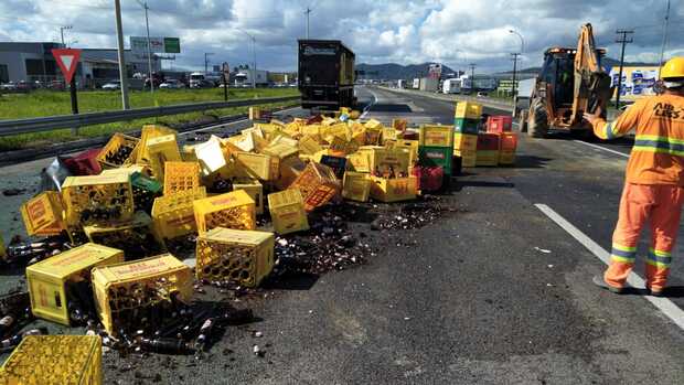 Itajaí: Carga de cerveja despenca de caminhão no quilômetro 113 da BR-101 e trânsito fica lento na região