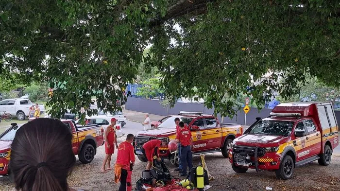 Homem se joga no rio Itajaí-Mirim e bombeiros fazem buscas